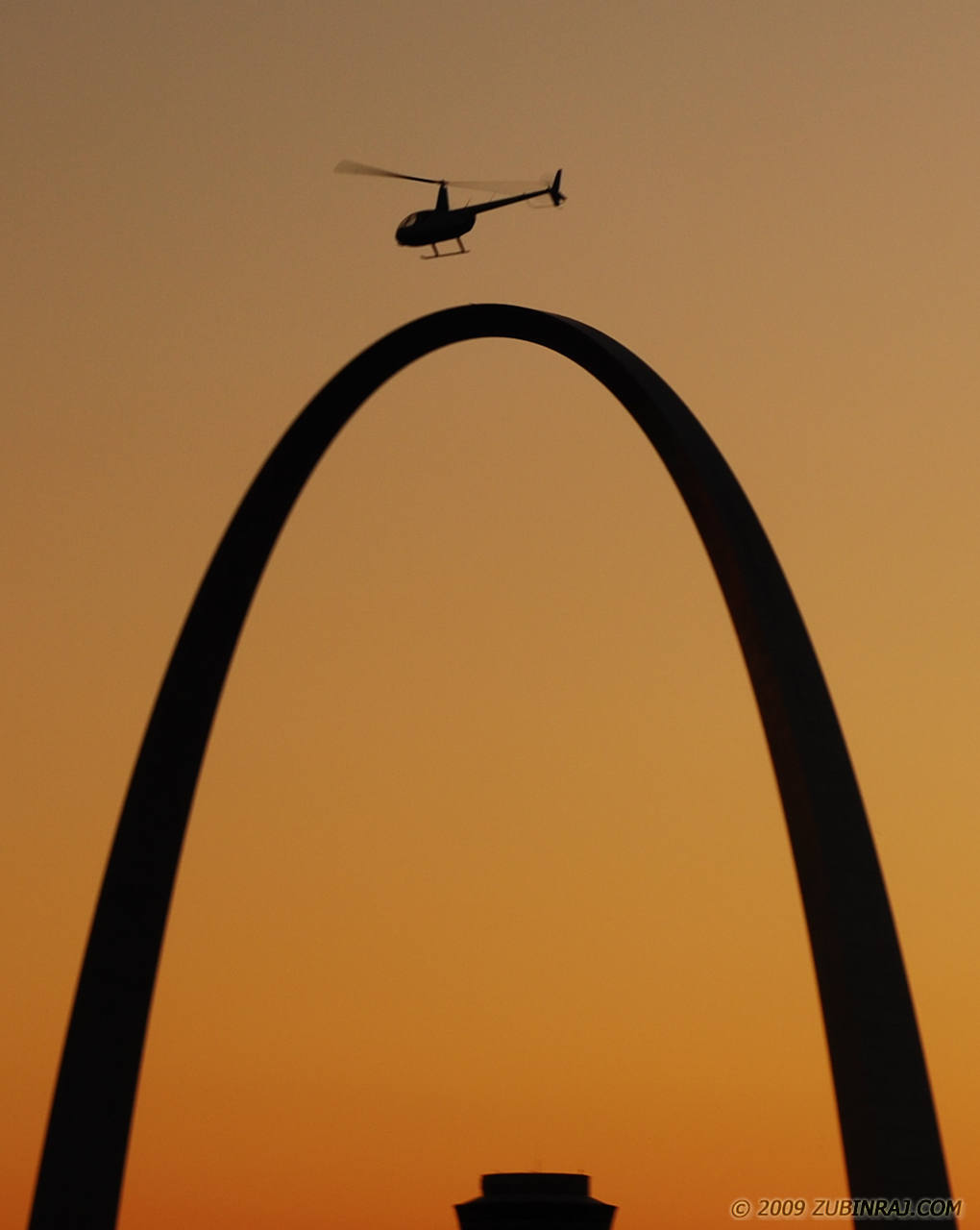 Helicopter over St Louis Arch - Zubin&#39;s Photography